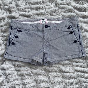 🦅 American Eagle size 8, pin stripe shorts